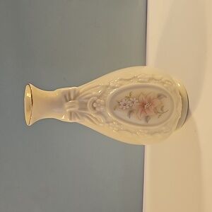 Royal Heritage Cameo Ribbon Vase